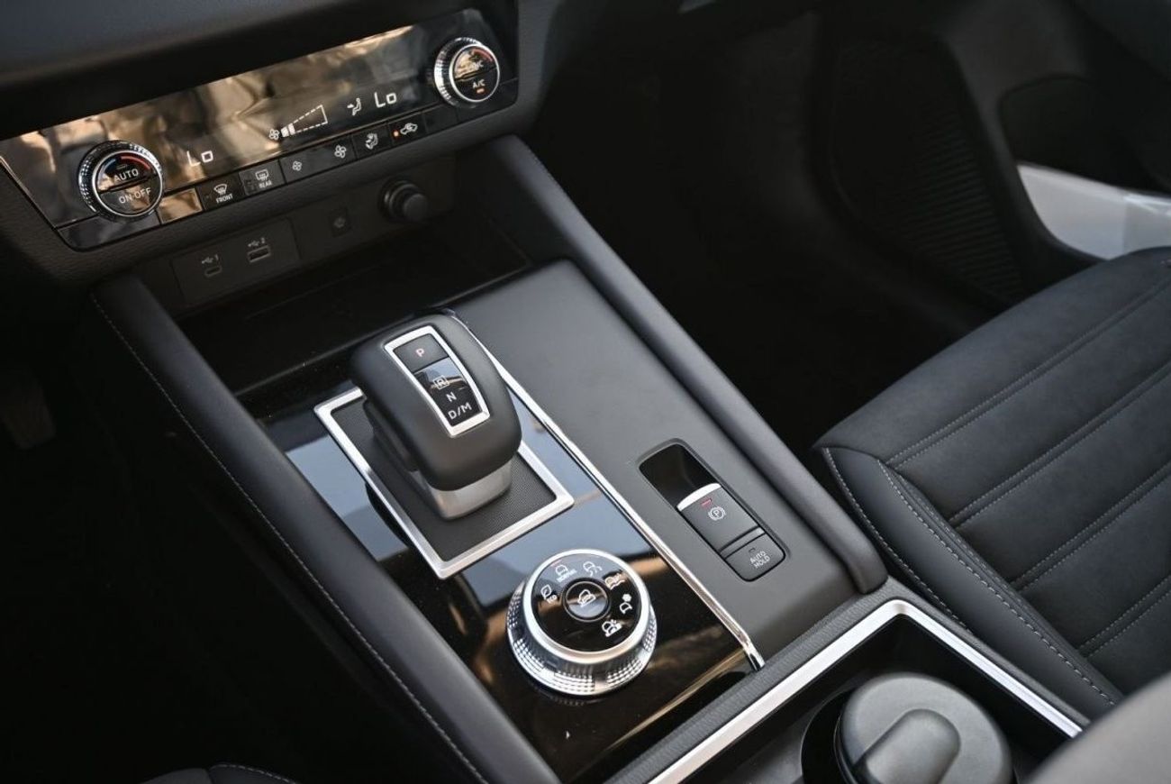 Mitsubishi Outlander Mitsubishi Outlander 2.5L Petrol, 4WD, SUV, GCC Spec, Color White, Model 2024