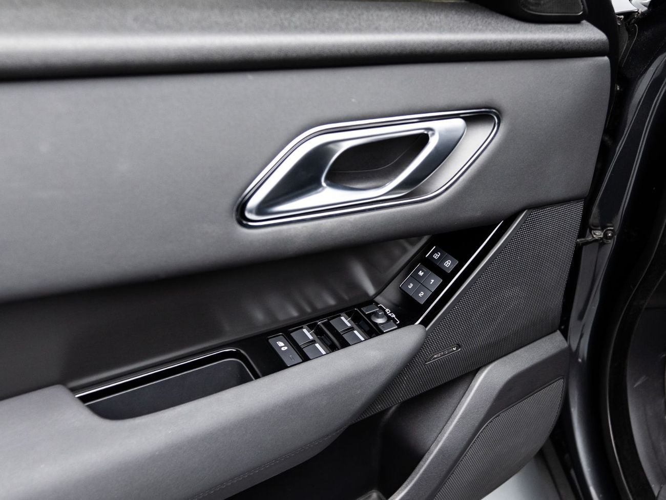 لاند روفر رينج روفر فيلار Dynamic SE P250 2.0L2025 Range Rover Velar Dynamic SE P250, 2.0L 4cyl, 4WD, 247 bhp, 8 Speed Automat