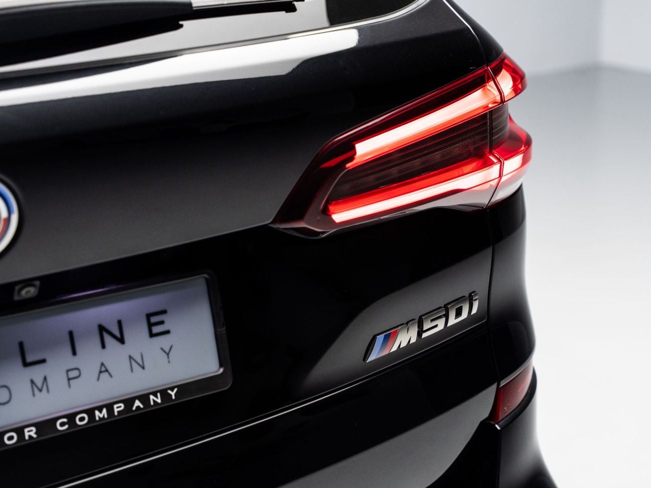 بي أم دبليو X5 XDRIVE M50I BUY NOW, PAY 2027 | THE BLACKLINE STANDARD | 2027 BMW Warranty + Service Contract, GCC