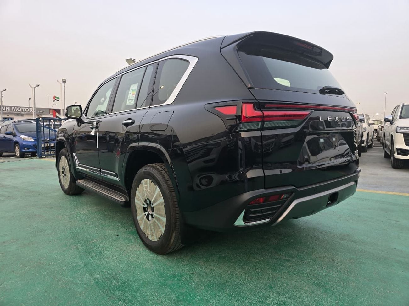 لكزس LX 700h Lexus LX 700h Hybrid 2026 – سيغنتشر فل أوبشن | أسود خارجي | داخلية حمراء