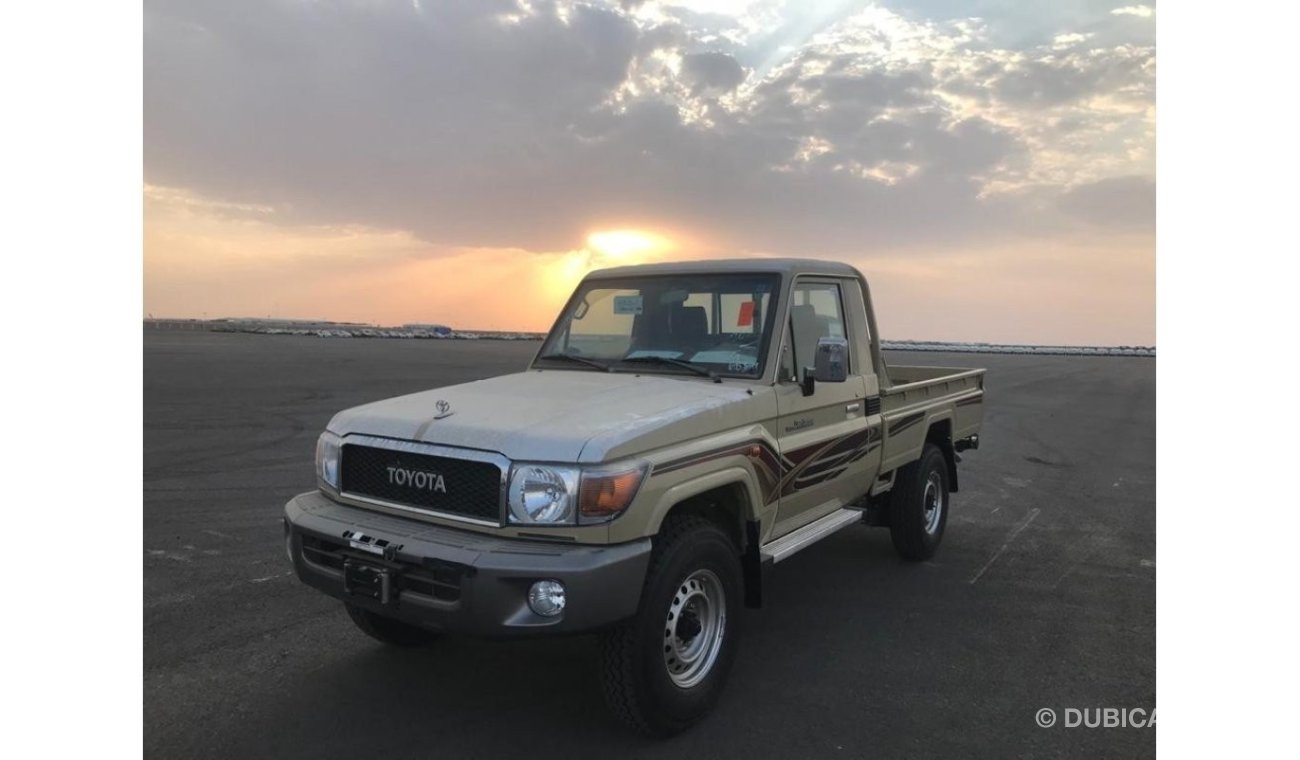 Toyota Land Cruiser Pickup Toyota Land Cruiser Pick Up LX, 6 Cyl, Petrol Engine, Manual Speed, Power Windows, Mirrors and Door