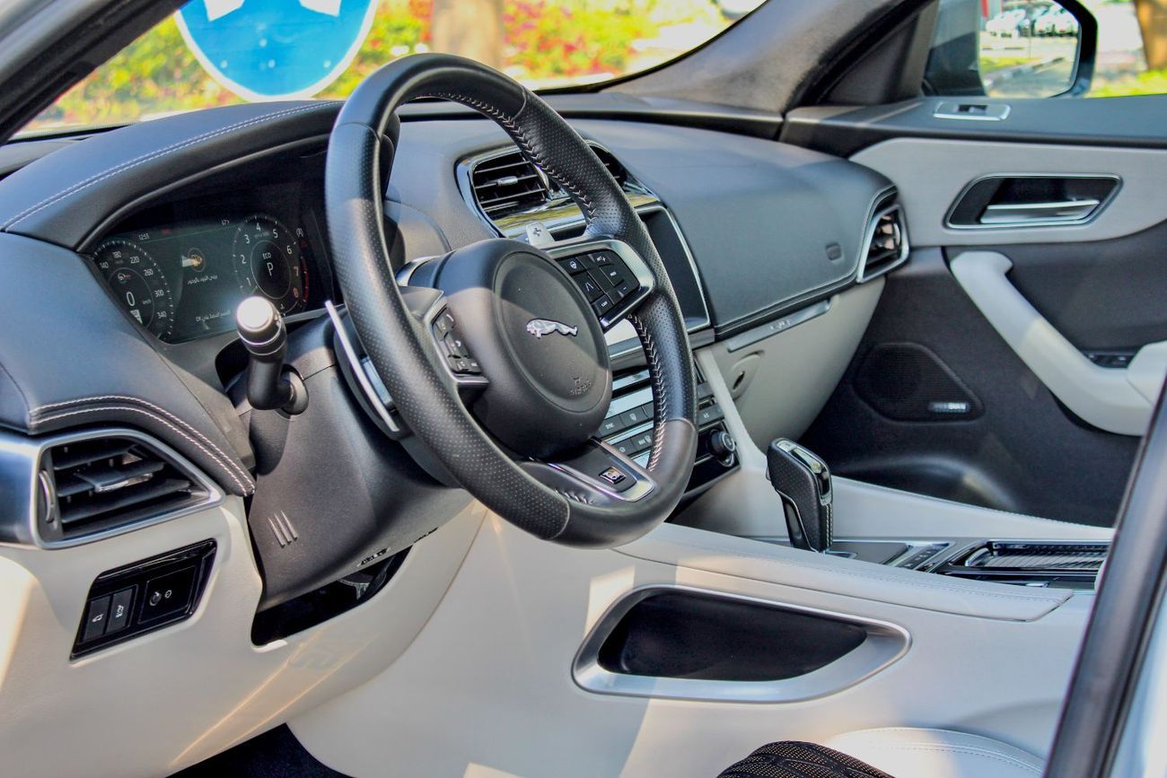 Jaguar F Pace SVR 5.0L 2019 Jaguar F-Pace SVR / Law Mileage (55,000 Km) / Candian Specs