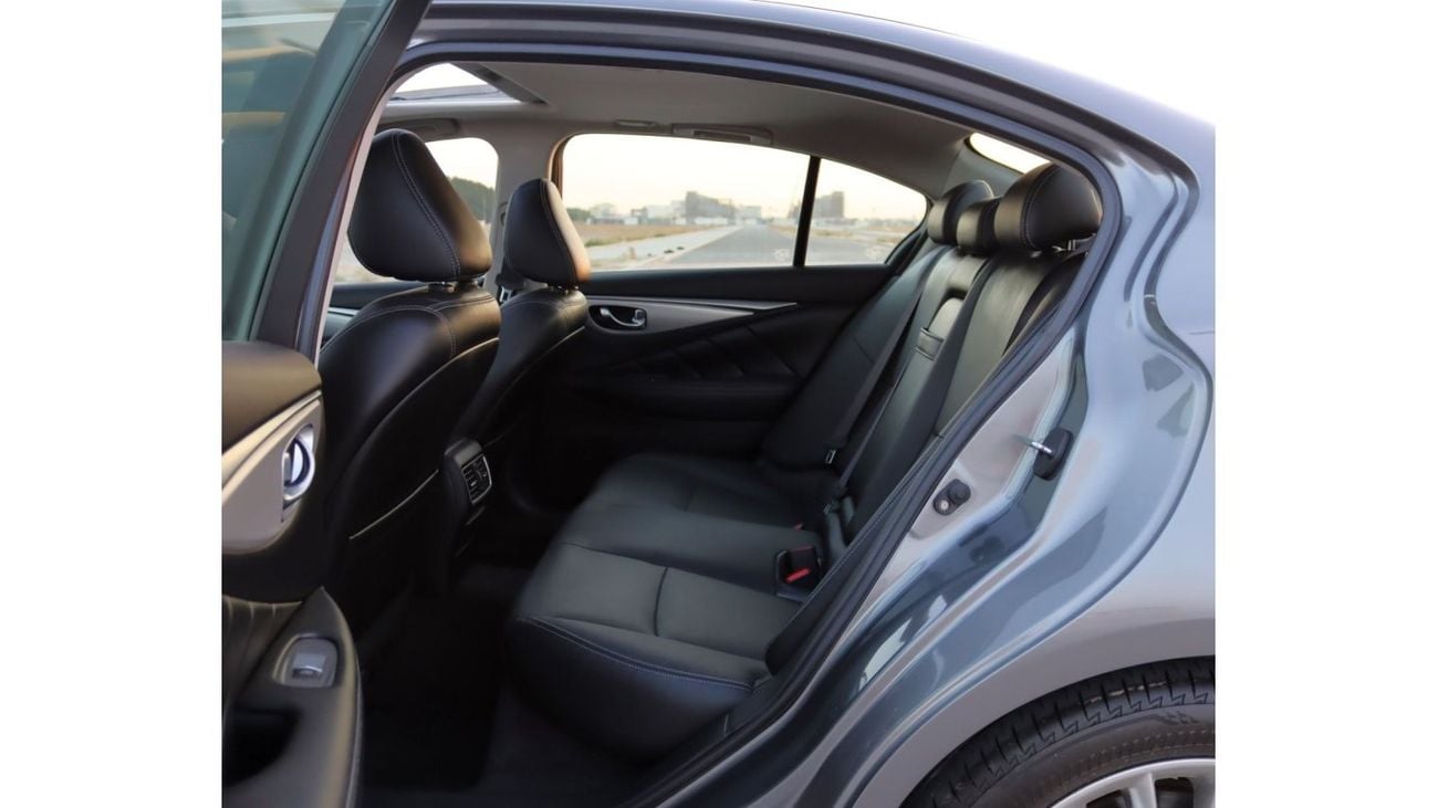 إنفينيتي Q50 سبورت خالية من الحوادث - خليجي - مكينة 3000 سي سي - السيارة بحالة الوكالة من الداخل والخارج