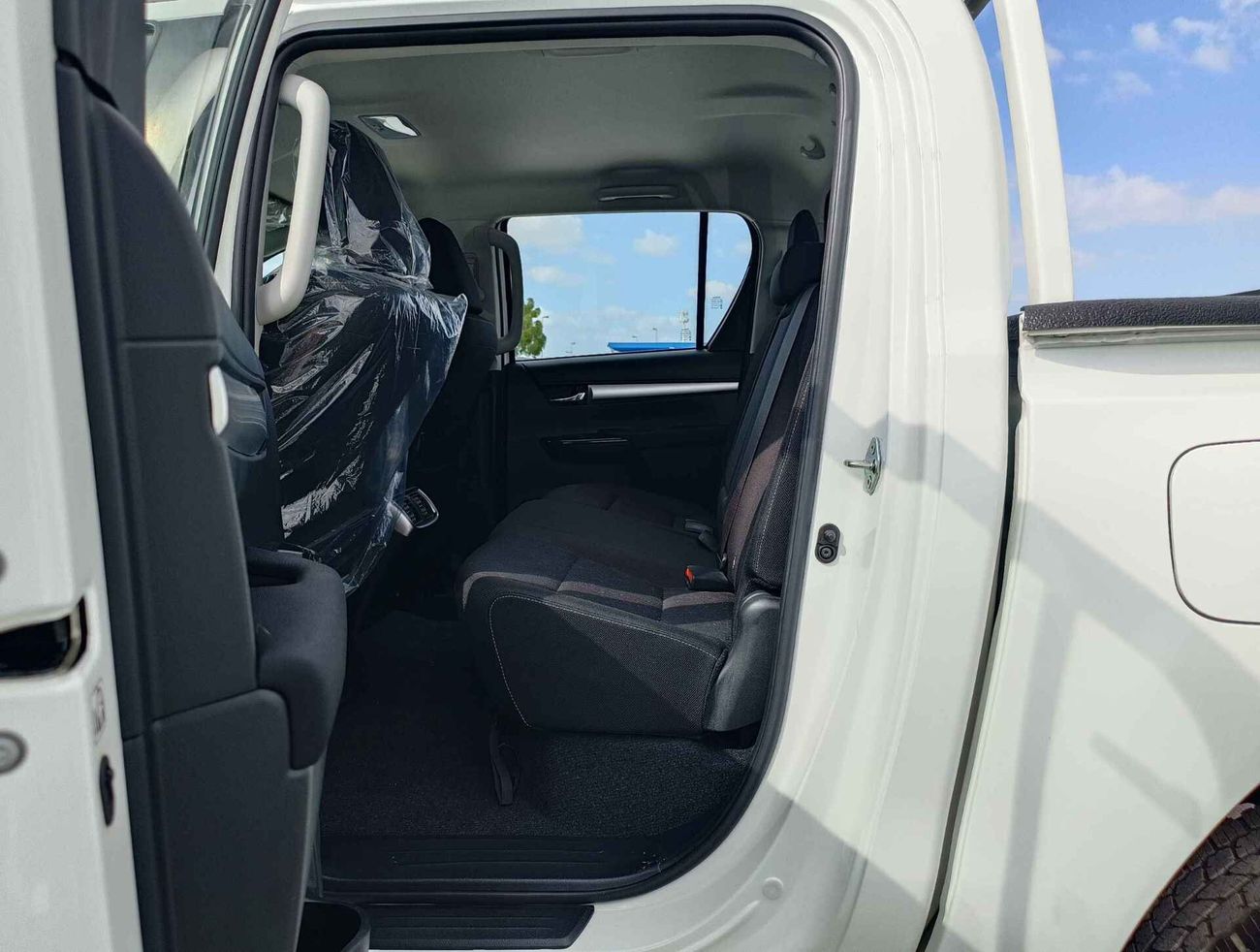 Toyota Hilux Wide Body, 2.4L Diesel, 4X4, M/T, Power lock / Windows / SPECIAL PROMOTION (CODE # HDDWMM2)