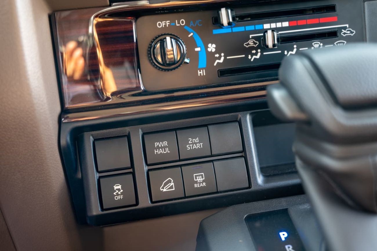 Toyota Land Cruiser 70 LC 76 2.8L | Diesel | 4 Cylinder | 6 Speed Automatic | 5 Door | 5 Seats