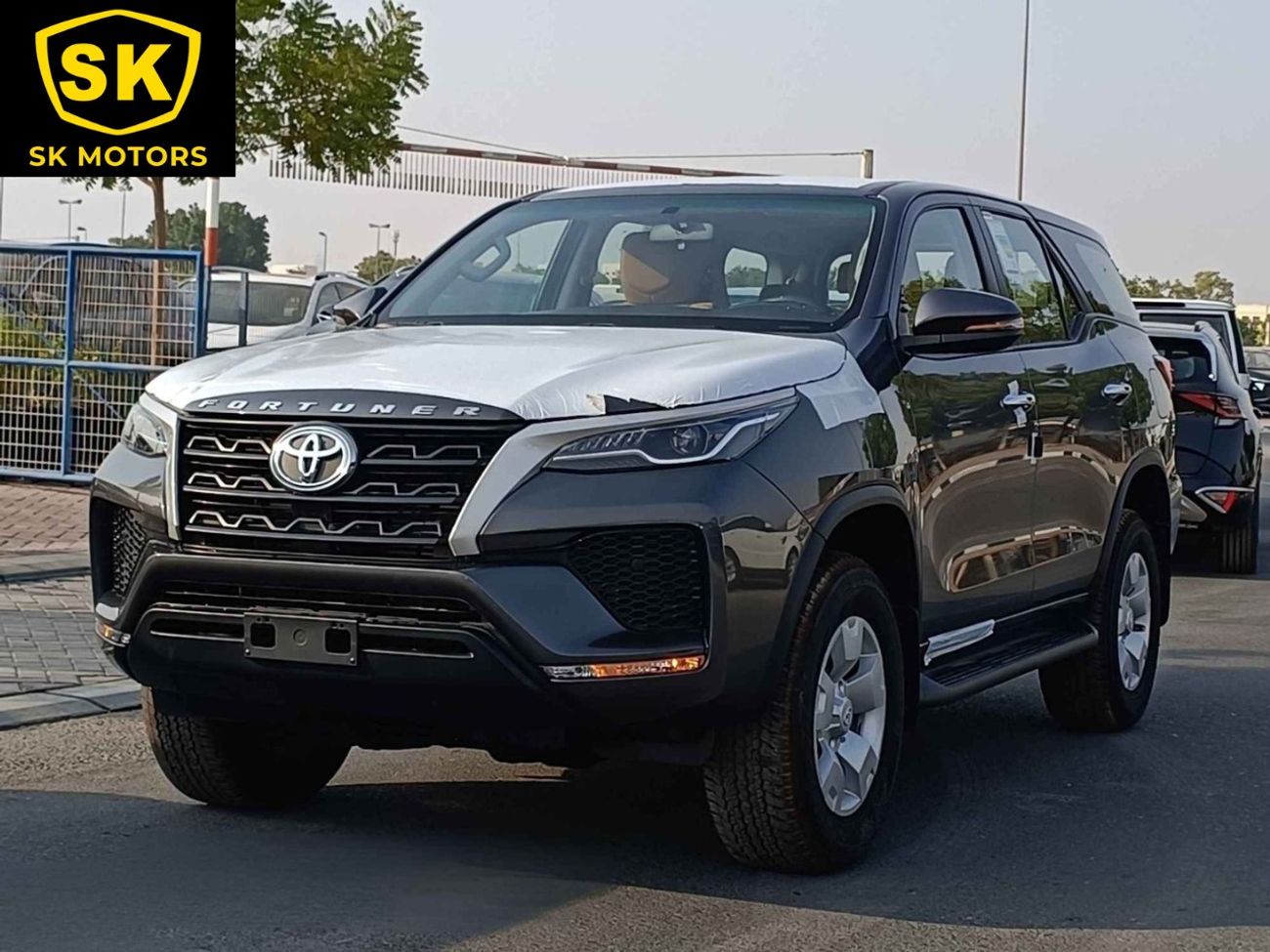 Toyota Fortuner DIESEL ,2.4L V4 / SC 8 AUDIO DISPLAY / MANUAL A.C / "17" STEEL WHEELS / 4X4 (CODE # FD24B)