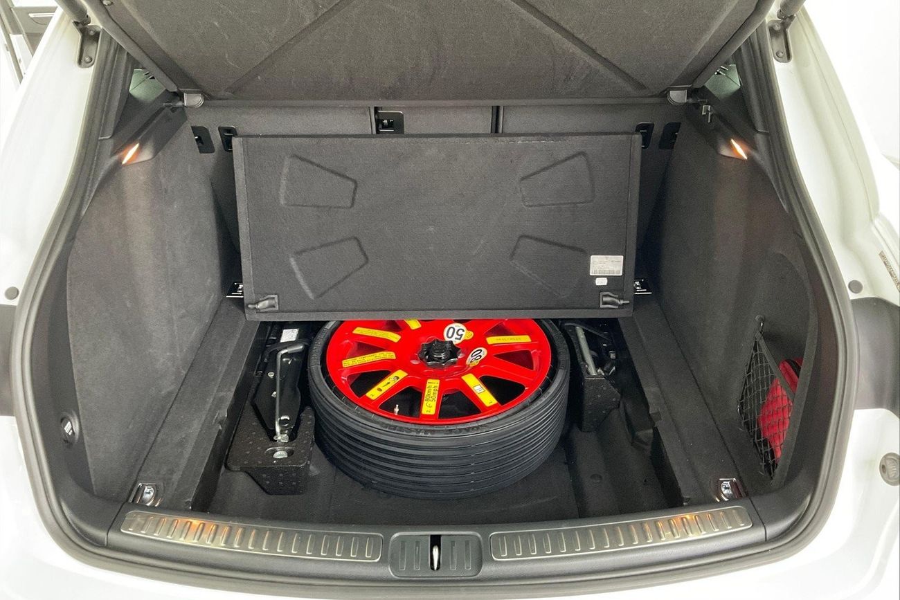 Used Porsche Macan Standard+ 2018 for sale in Dubai - 621855