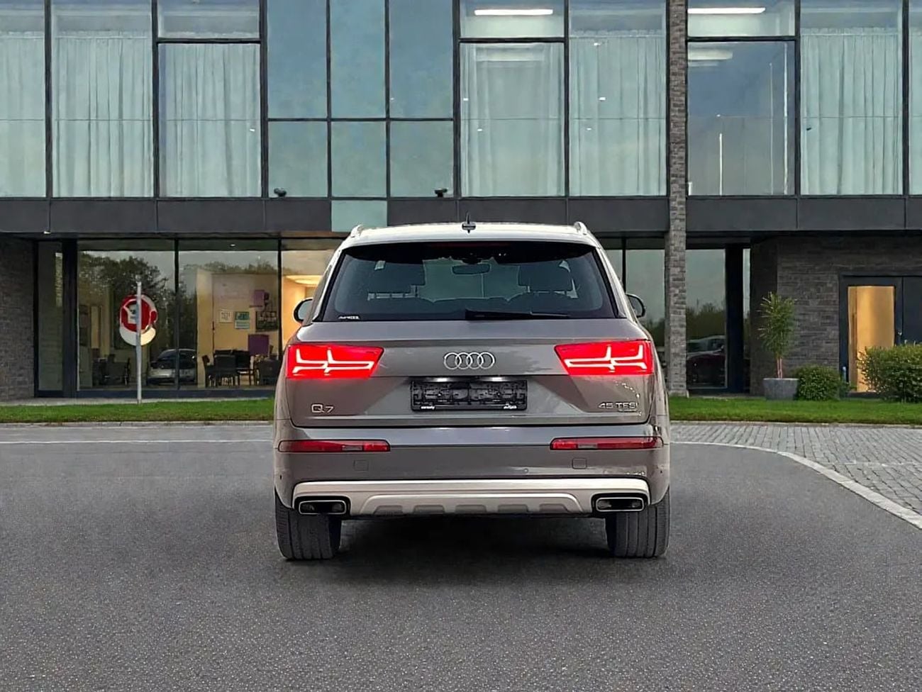 Audi Q7 1,908 P.M | 45 TFSI Quattro | GCC Specs | Well Maintained