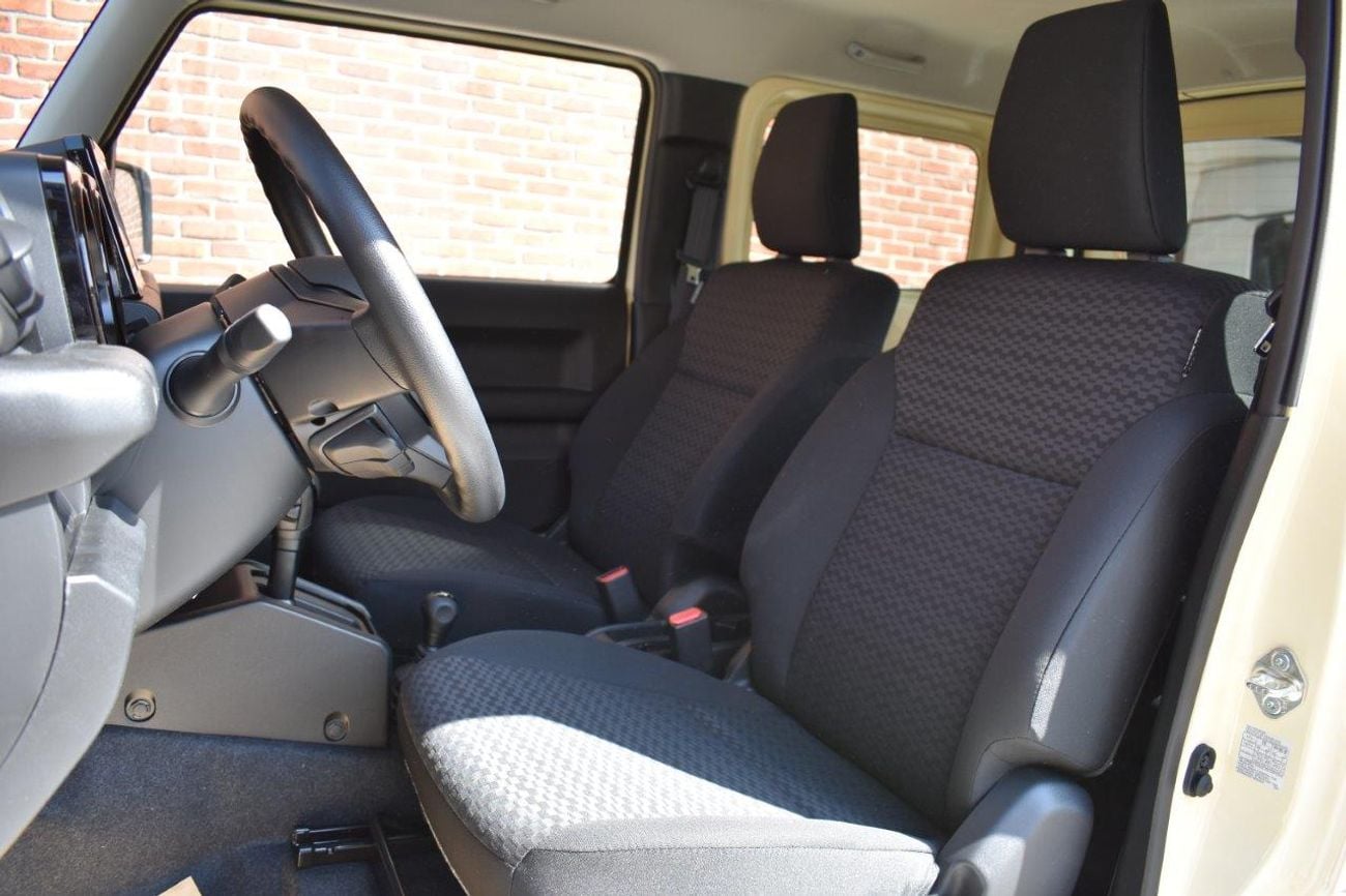 سوزوكي جيمني GL . 1.5L . 4 Cyl . 4-Speed Automatic . Petrol . 4WD . 5 Seats . 3 Door