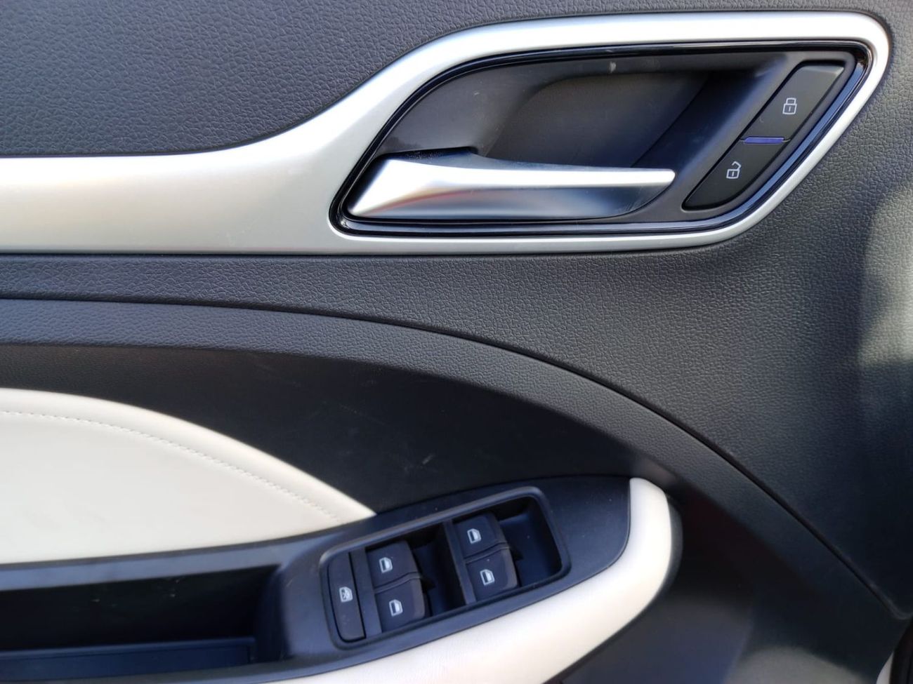 MG ZS MG ZS 2025  luxury 1.5L Petrol SUV FWD silver  color