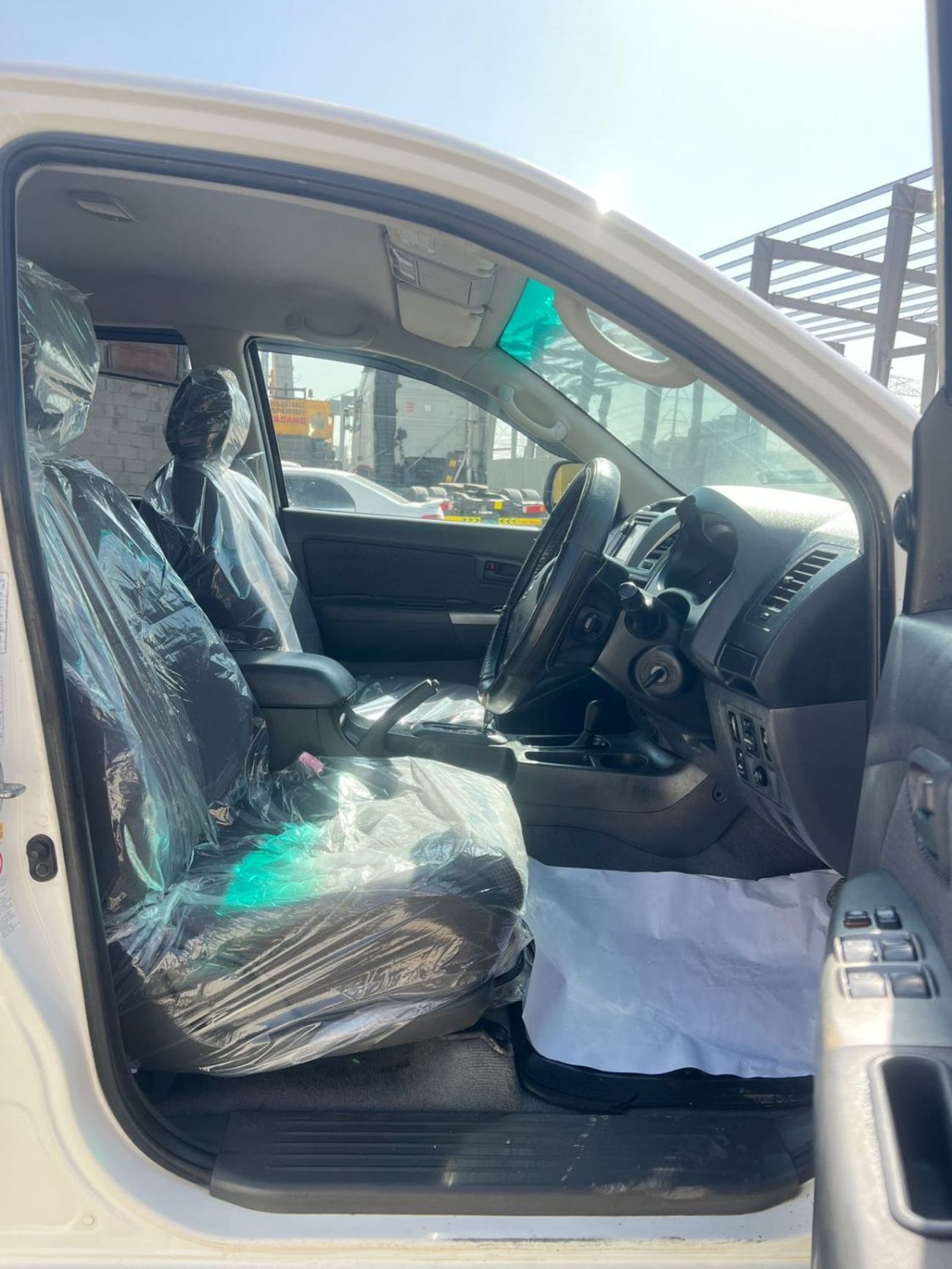 Toyota Hilux diesel 3.0 liter ,right hand drive 2013 model automatic only for export available