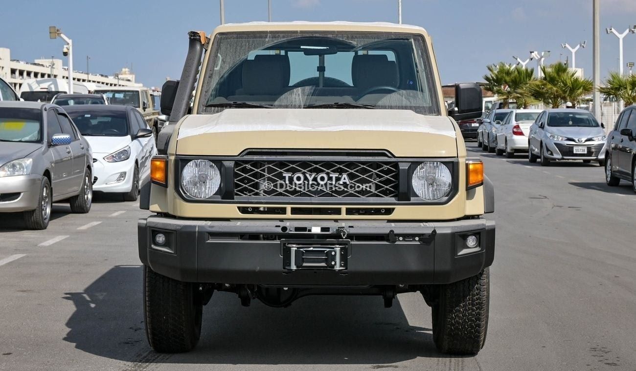 Toyota Land Cruiser Pick Up LC79 Pickup 4.0L Petrol V6 D/C, A/T Mid Option
