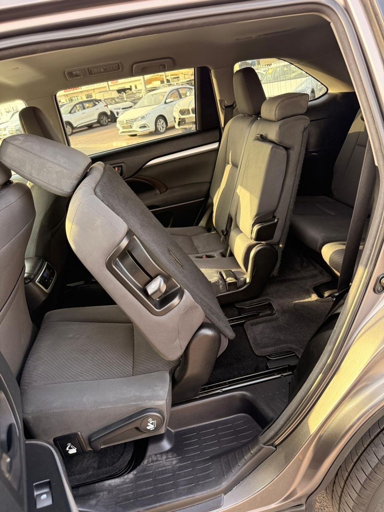 Toyota Highlander LE 3.5 L 2020 model