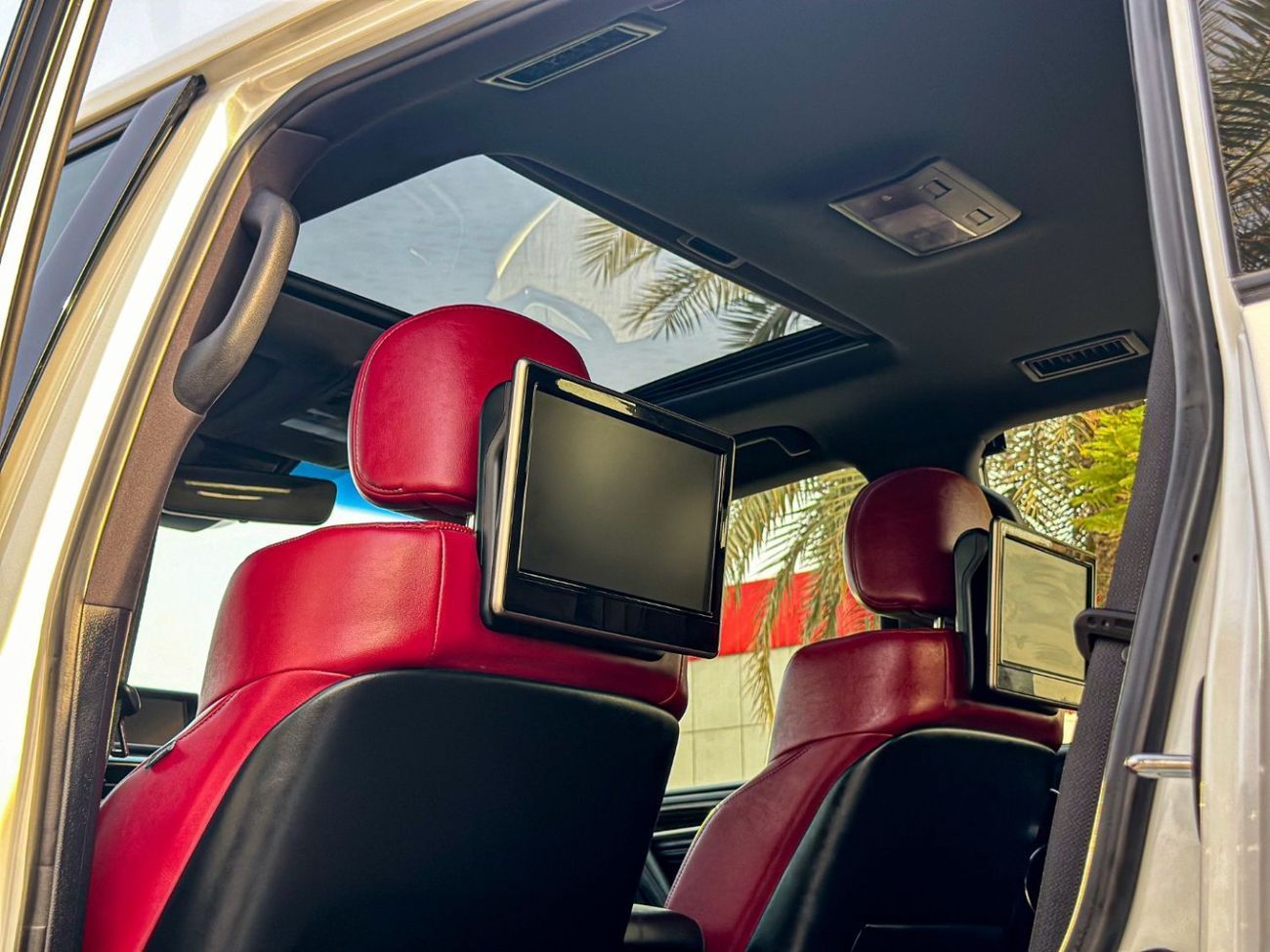 Lexus LX 570 Signature Black Edition 5.7L Lexus Lx570s Signature Black Edition / 5.7L V8 / Gcc Specification