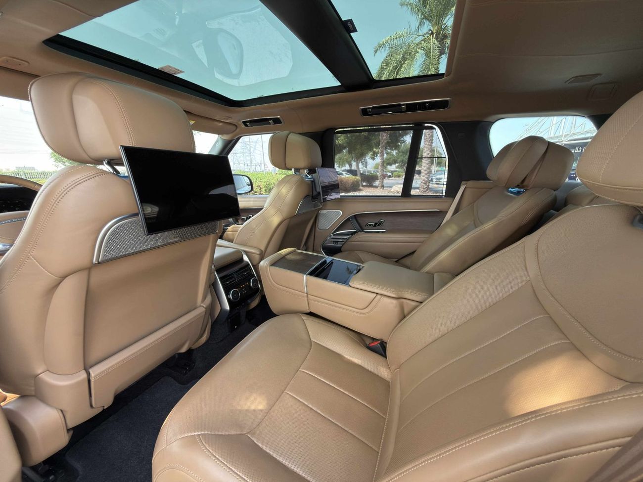 Land Rover Range Rover Autobiography P530 4.4L GCC SPEC NEAT AND CLEAN UNDER WARRANTY AND SERVICE