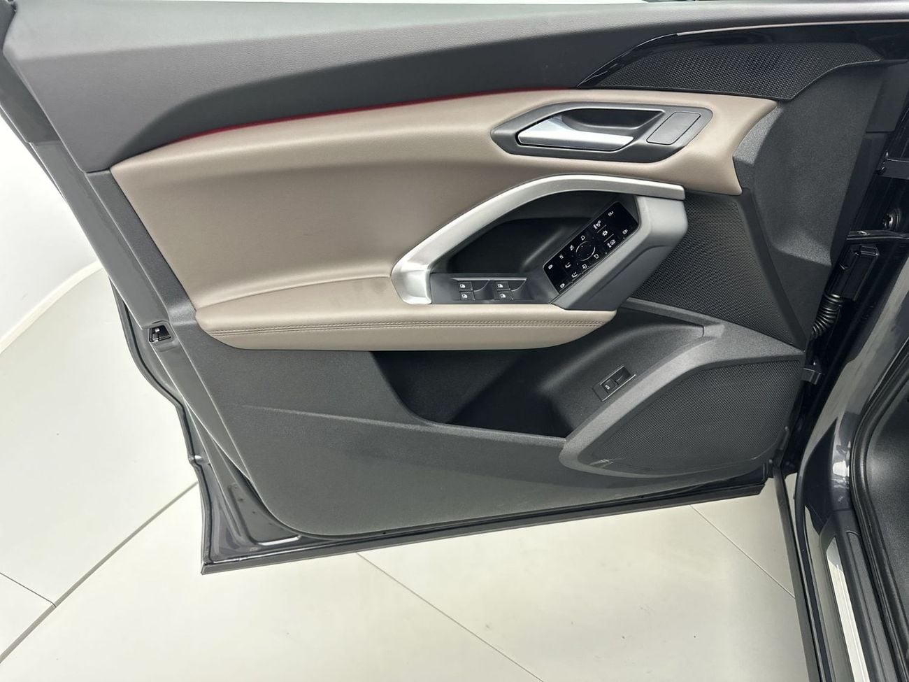 أودي Q5 Q5 Sportback TFSI quattro 204hp S Line (Ref# 02045)