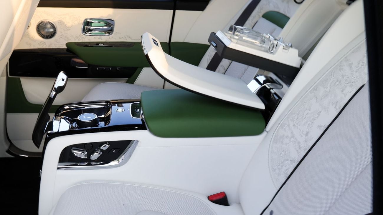 Rolls Royce Cullinan STANDARD Rolls Royce Cullinan - Silver Badge - 2026