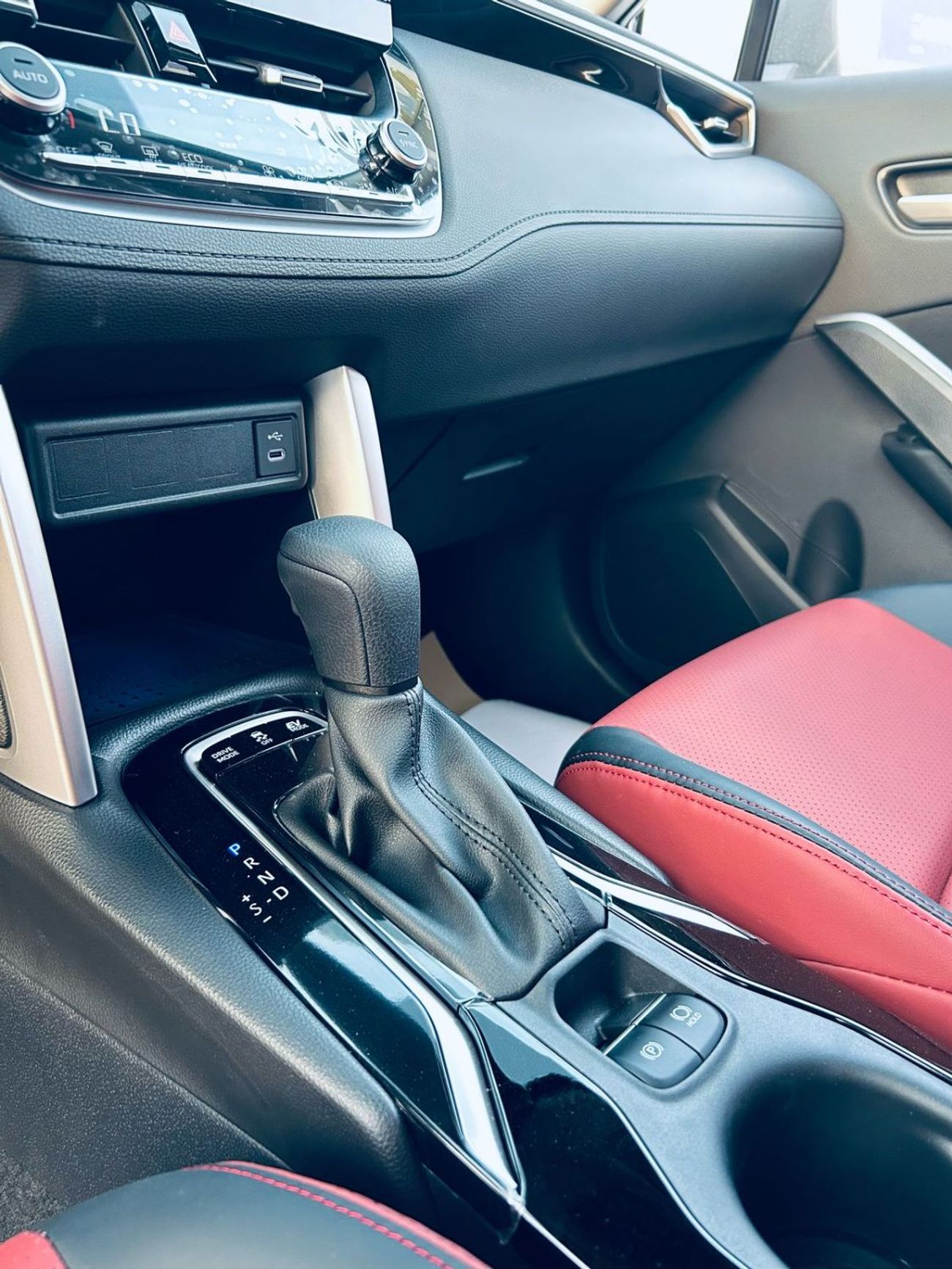 تويوتا فرونتلاندر Fully Loaded - Leather seats with 2 ton colors - Electrical Driver Seat - 5 seaters - LED lights ( F