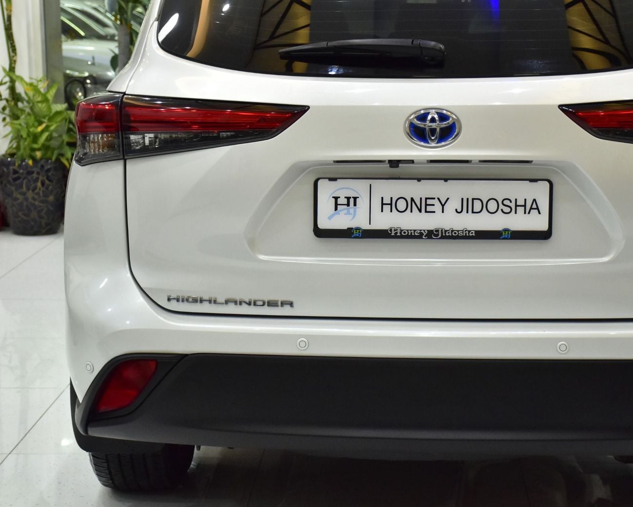 تويوتا هايلاندر EXCELLENT DEAL for our Toyota Highlander Hybrid GLE ( 2023 Model ) in White Color GCC Specs