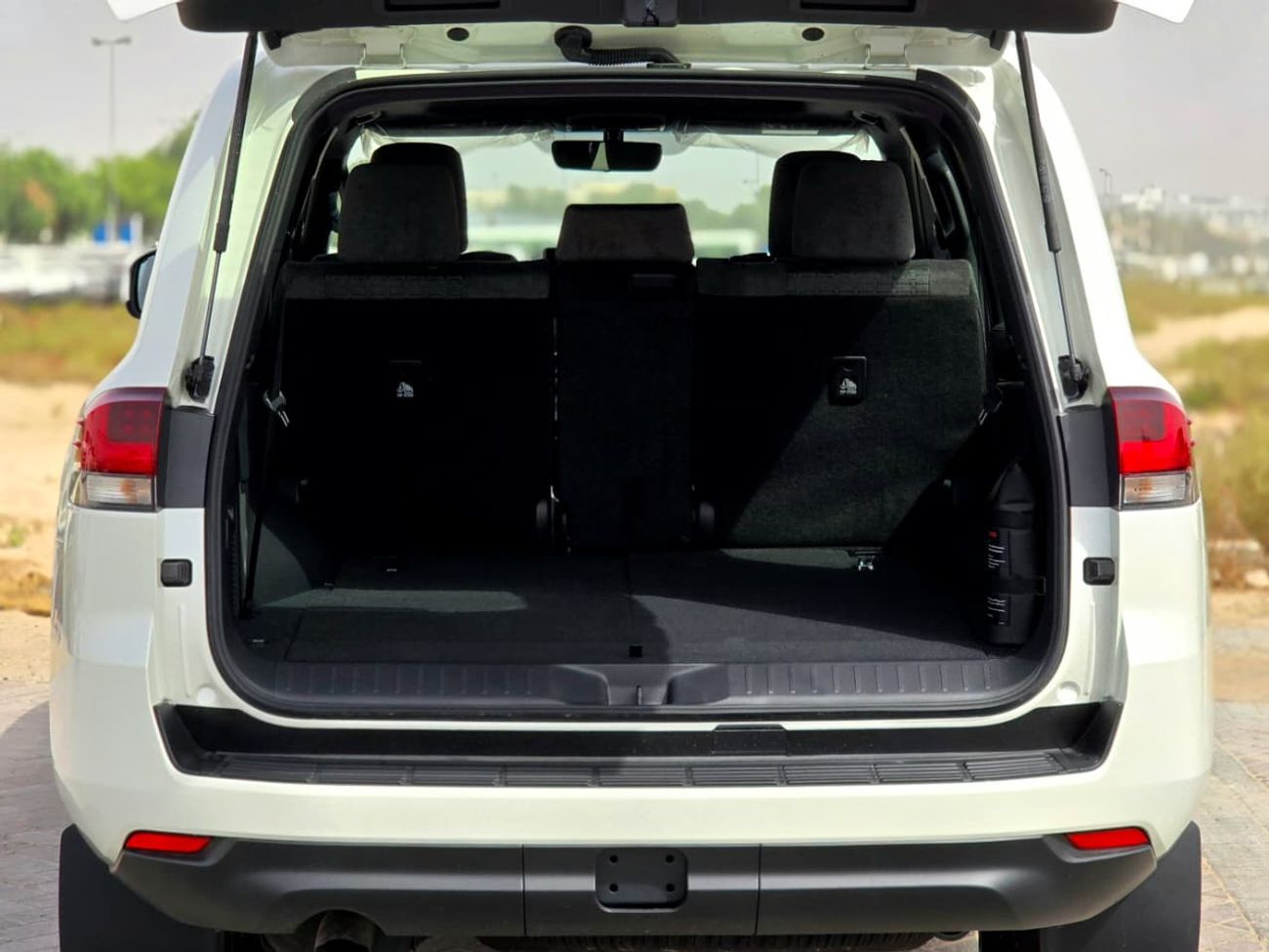 تويوتا لاند كروزر LC300 GXR 3.5 - MID OPTIONS - SUNROOF - 2025 MODEL - WHITE INSIDE BLACK -