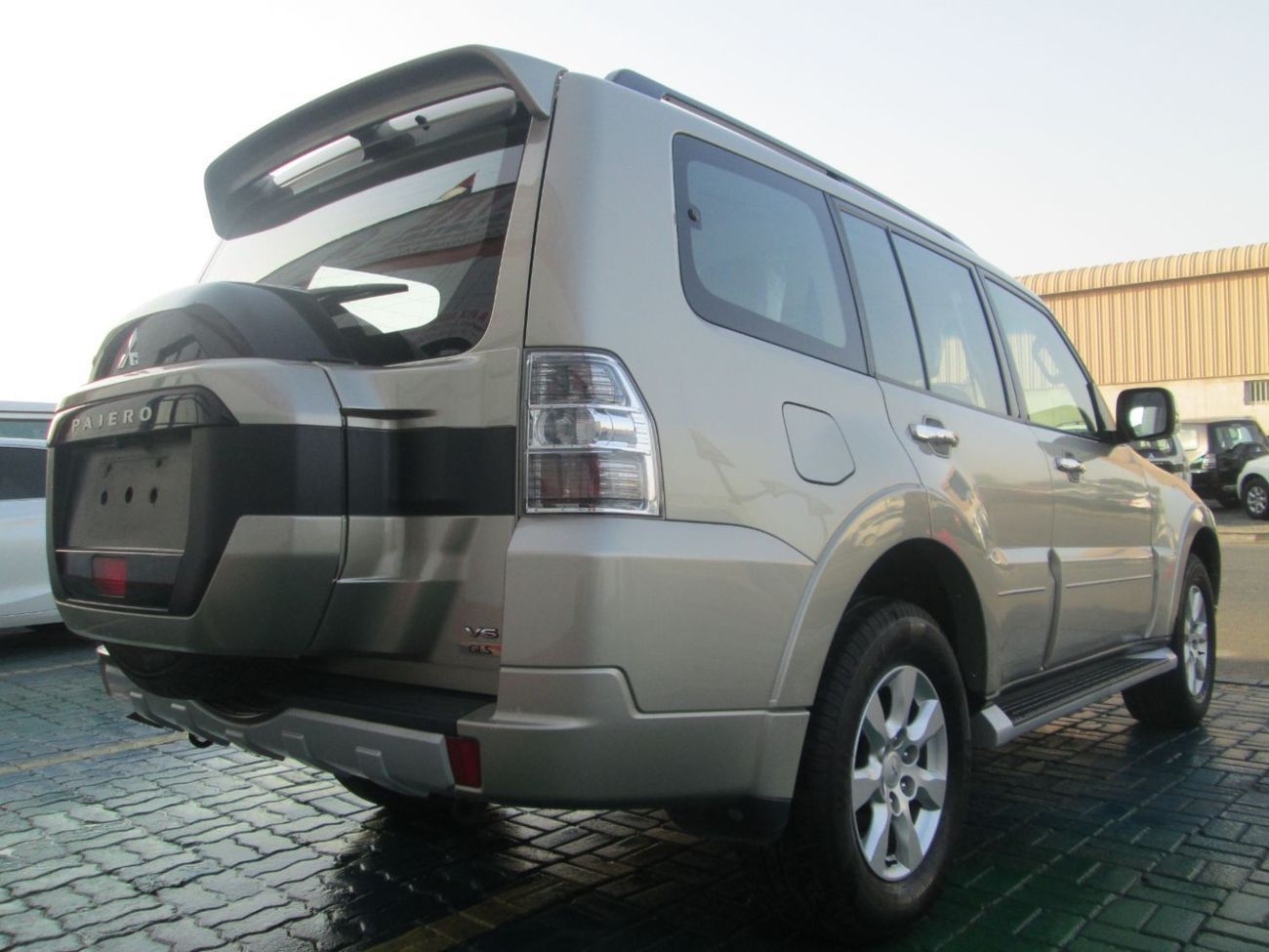 ميتسوبيشي باجيرو GLS 3.5L (186 HP) (7 Seater)