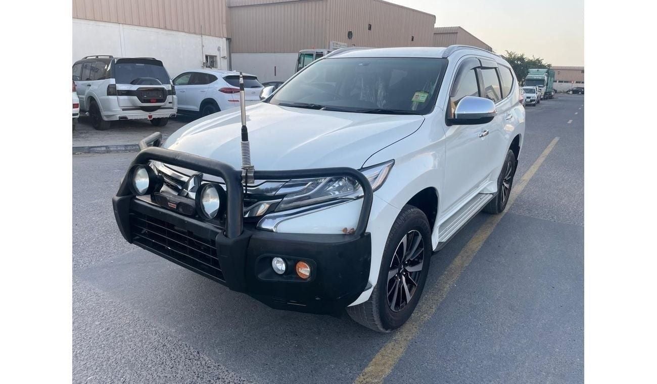 ميتسوبيشي باجيرو Diesel 2.4 Liter Right Hand Drive Automatic 4WD T.V Back Camera