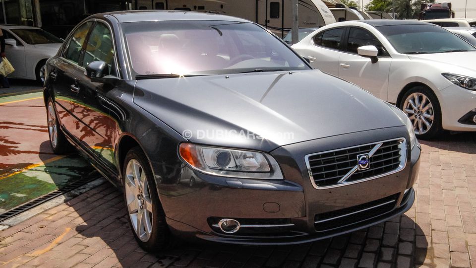 Volvo S80 V8 AWD for sale AED 15,000. Grey/Silver, 2008