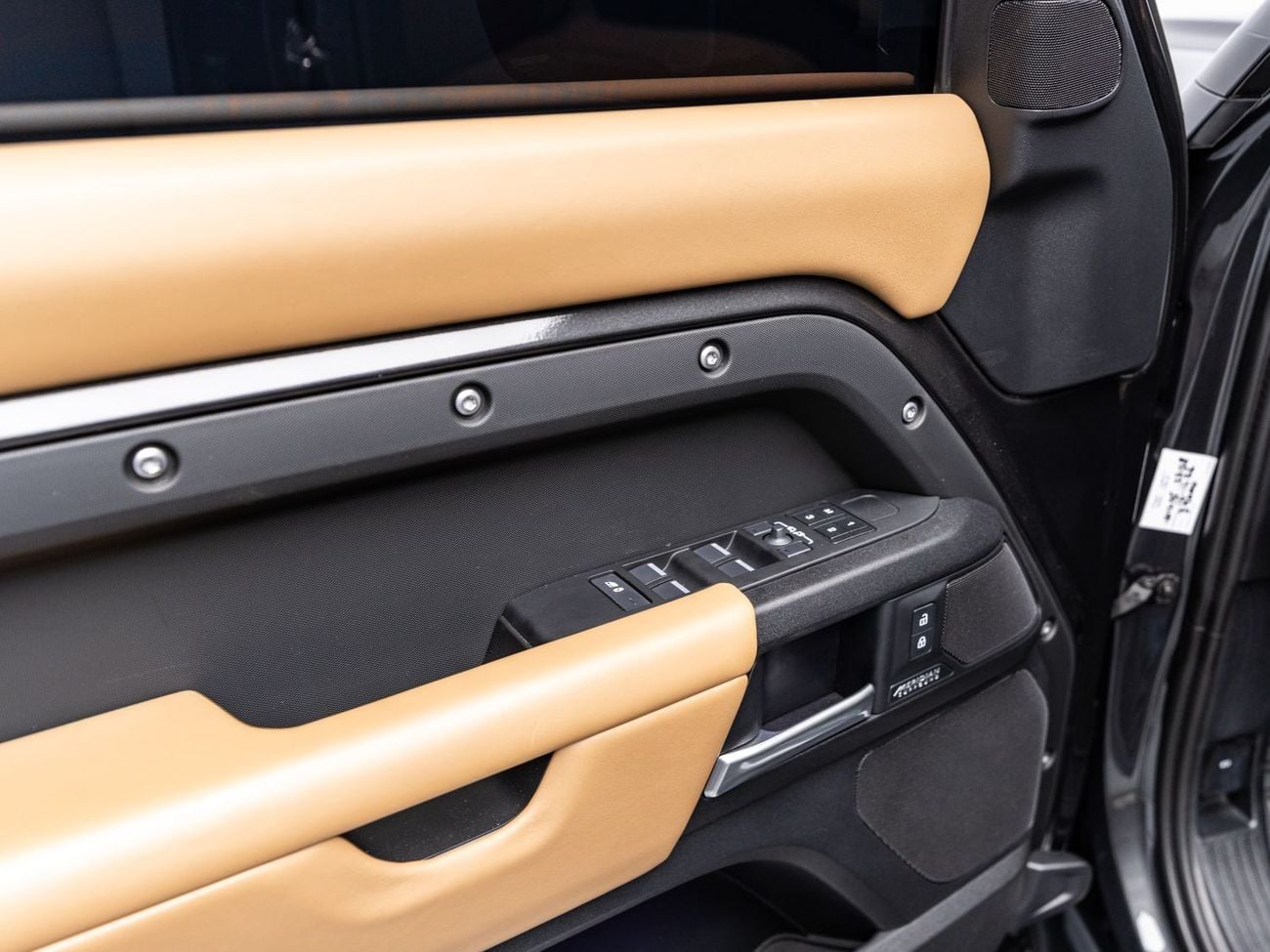 لاند روفر ديفندر 2025 Land Rover Defender 110 V8, 5.0 SC V8, AWD, 518 bhp, 8 Speed Automatic