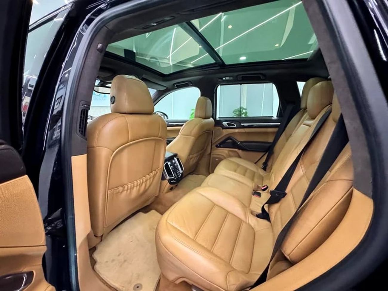 Porsche Cayenne BEAUTIFUL BLACK GTS || FULL OPTIONS || GCC || FREE ACCIDENTS || WELL MAINTAINED