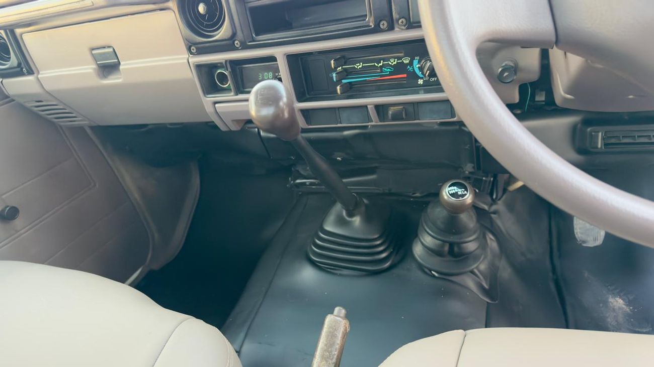 Toyota Land Cruiser Pick Up SINGLE CABIN | MANUAL TRANSMISSION | 4.2L DIESEL ENGINE | BULL BAR