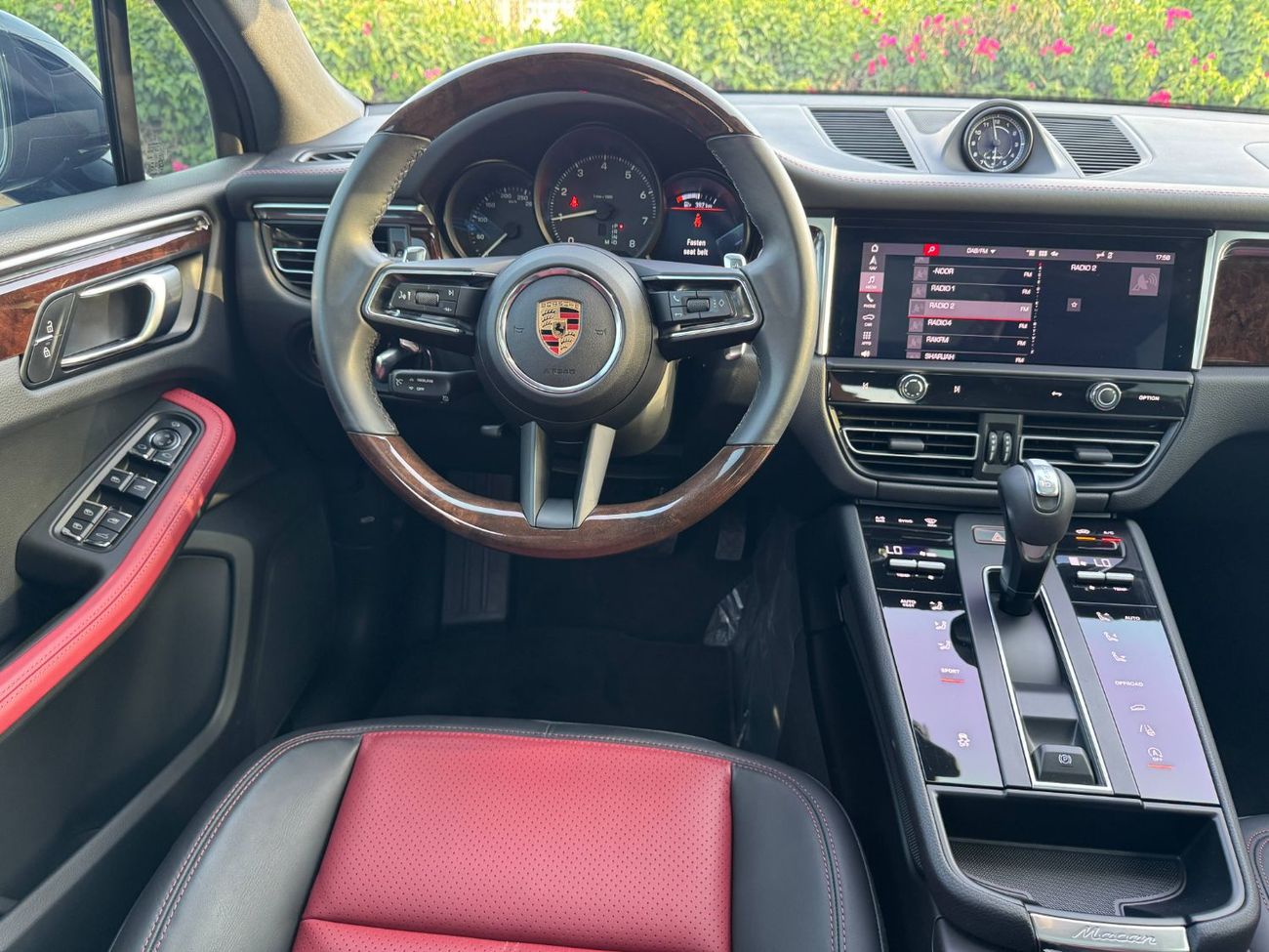 Porsche Macan Std 2.0L (252 HP) GCC SPEC UNDER WARRANTY NEAT AND CLEAN