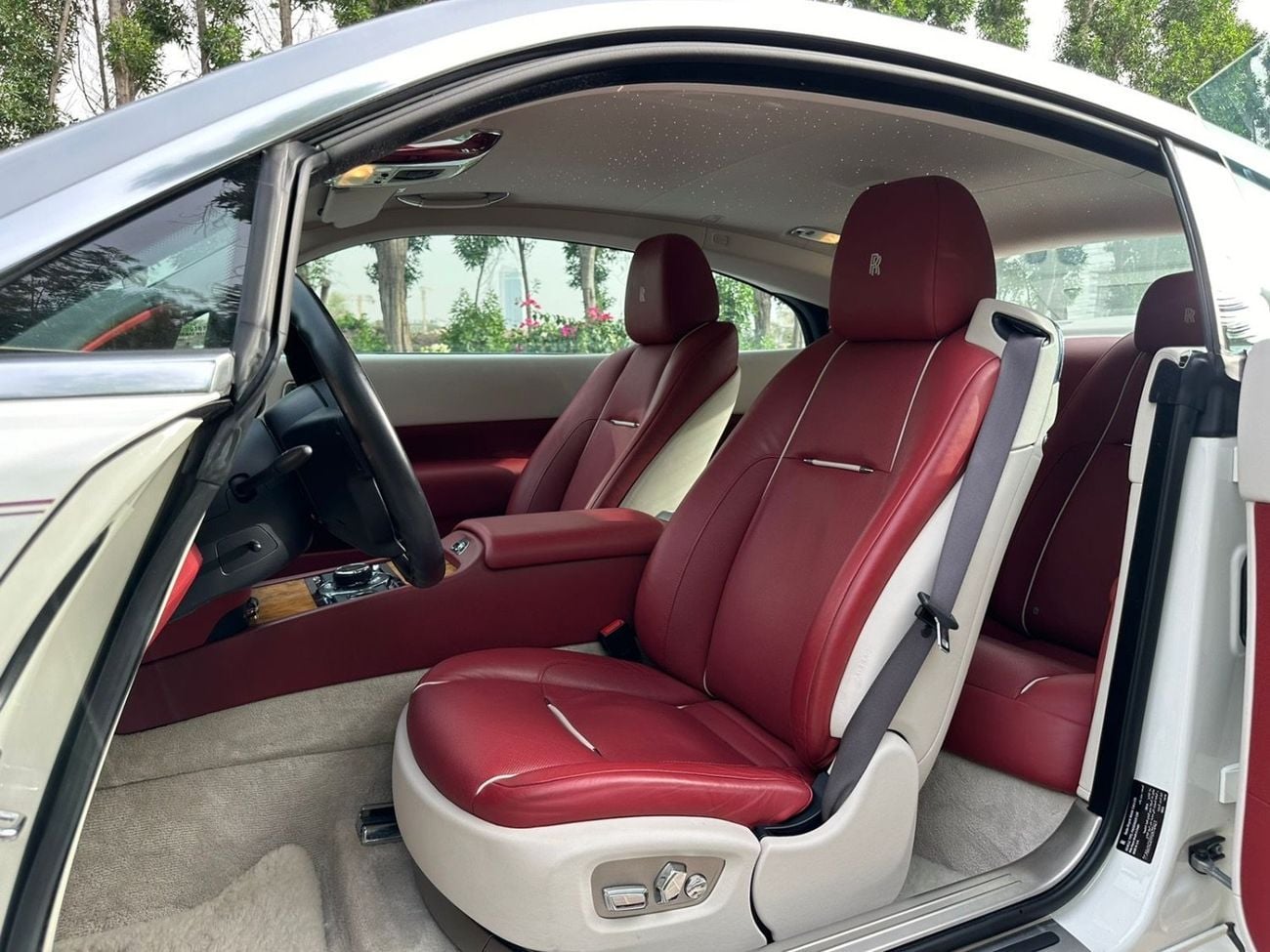 رولز رويس واريث 2015 Rolls Royce Wraith | GCC Specs | 6.6L V12 | 624 HP | 66k KM | WHITE/RED | Starlight Headliner |