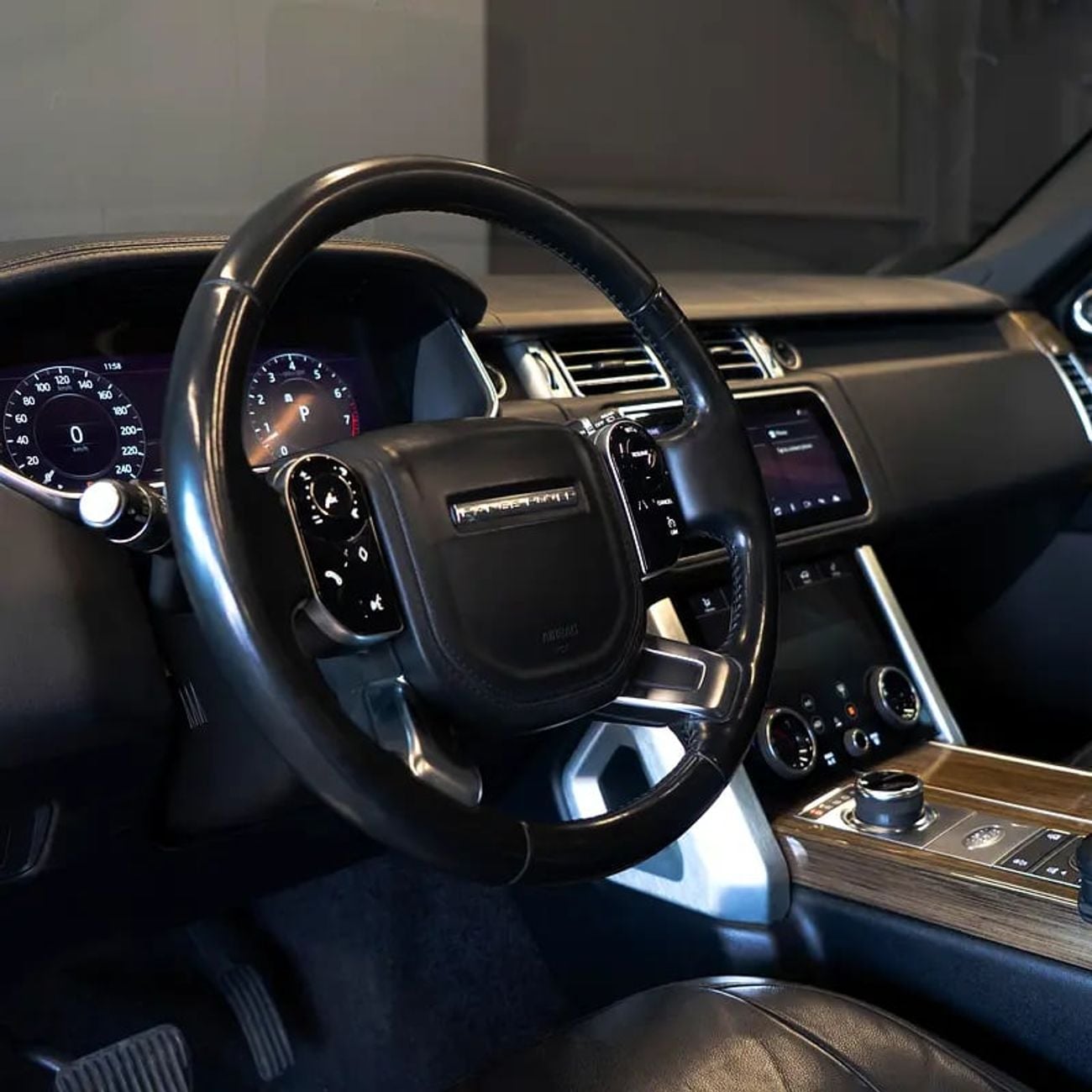 لاند روفر رينج روفر 2,682 pm • 0% Downpayment • Vogue Supercharged • 1 Year Warranty