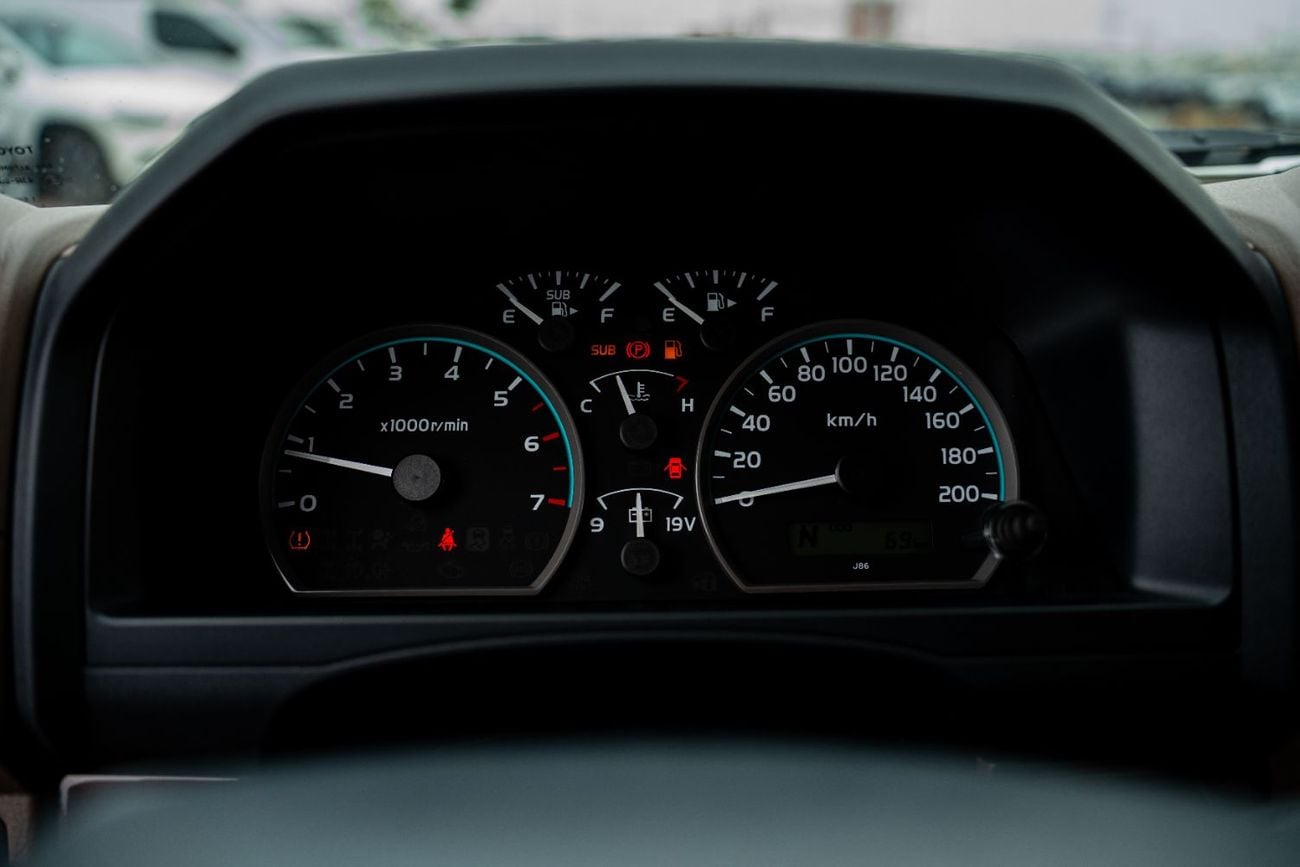 Toyota Land Cruiser Toyota Land Cruiser 78LC78 4.0L V6 Hardtop Ambulance manual