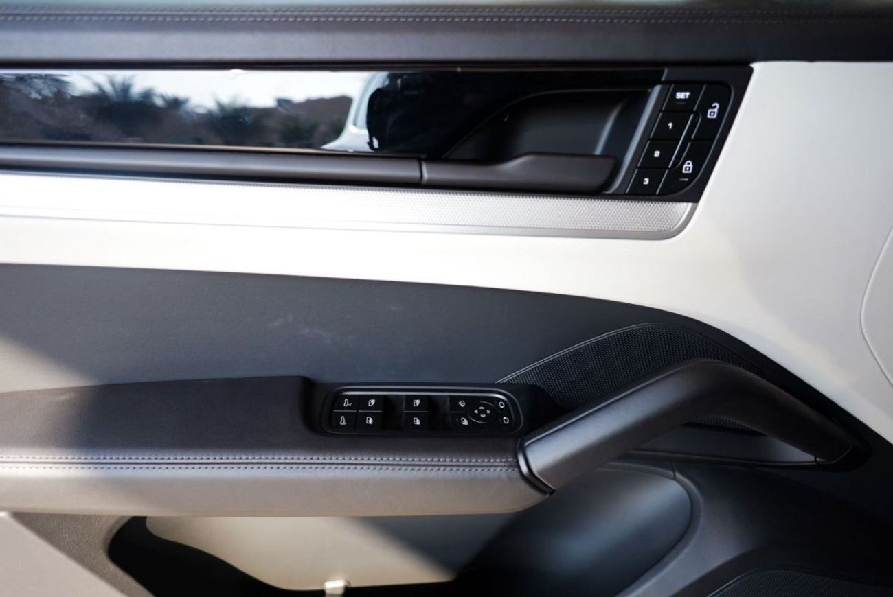 بورش كايان Porsche Cayenne 2024 GCC under Agency Warranty with Flexible Down-Payment.