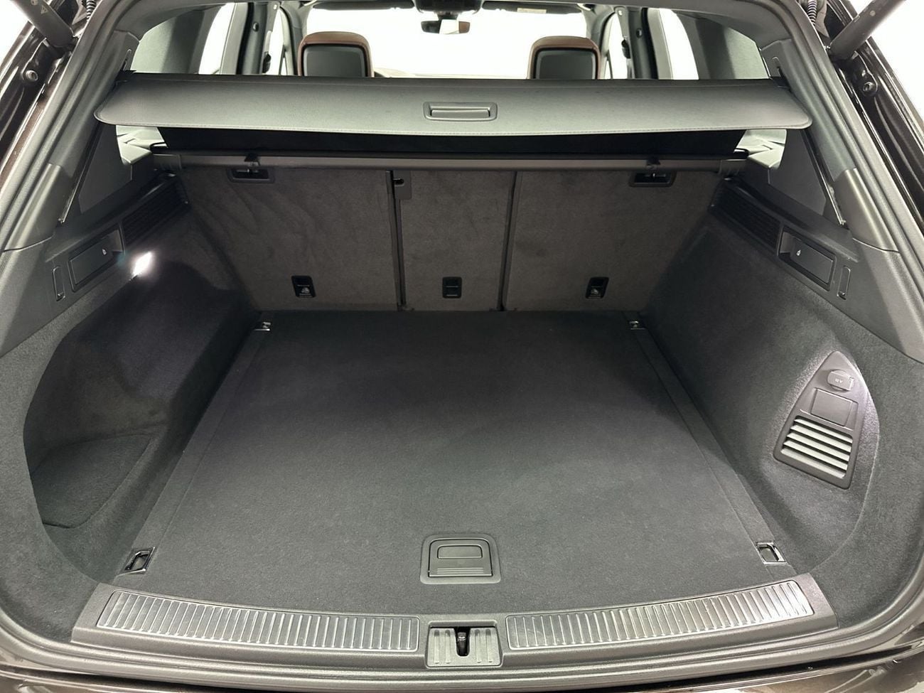 Volkswagen Touareg ELEGANCE with Sunroof - Leather Seats 3L