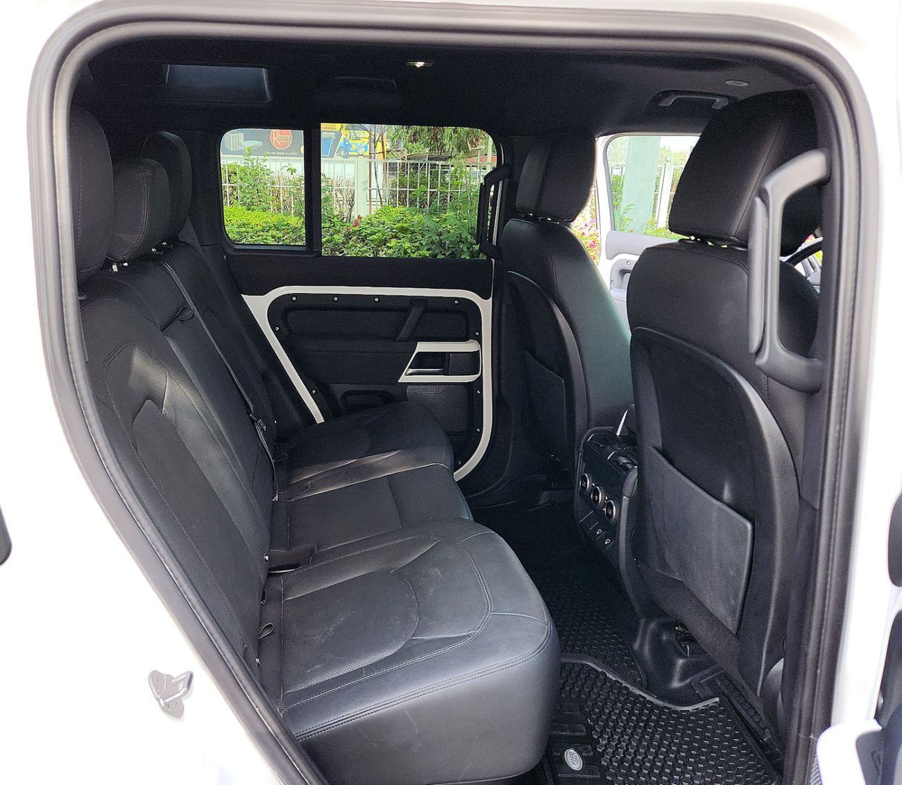 Land Rover Defender P300 110 2.0L (5 Seater) P300 110 2L-4CYL AMERICAN SPECIFICATION EXCELLENT CONDITION