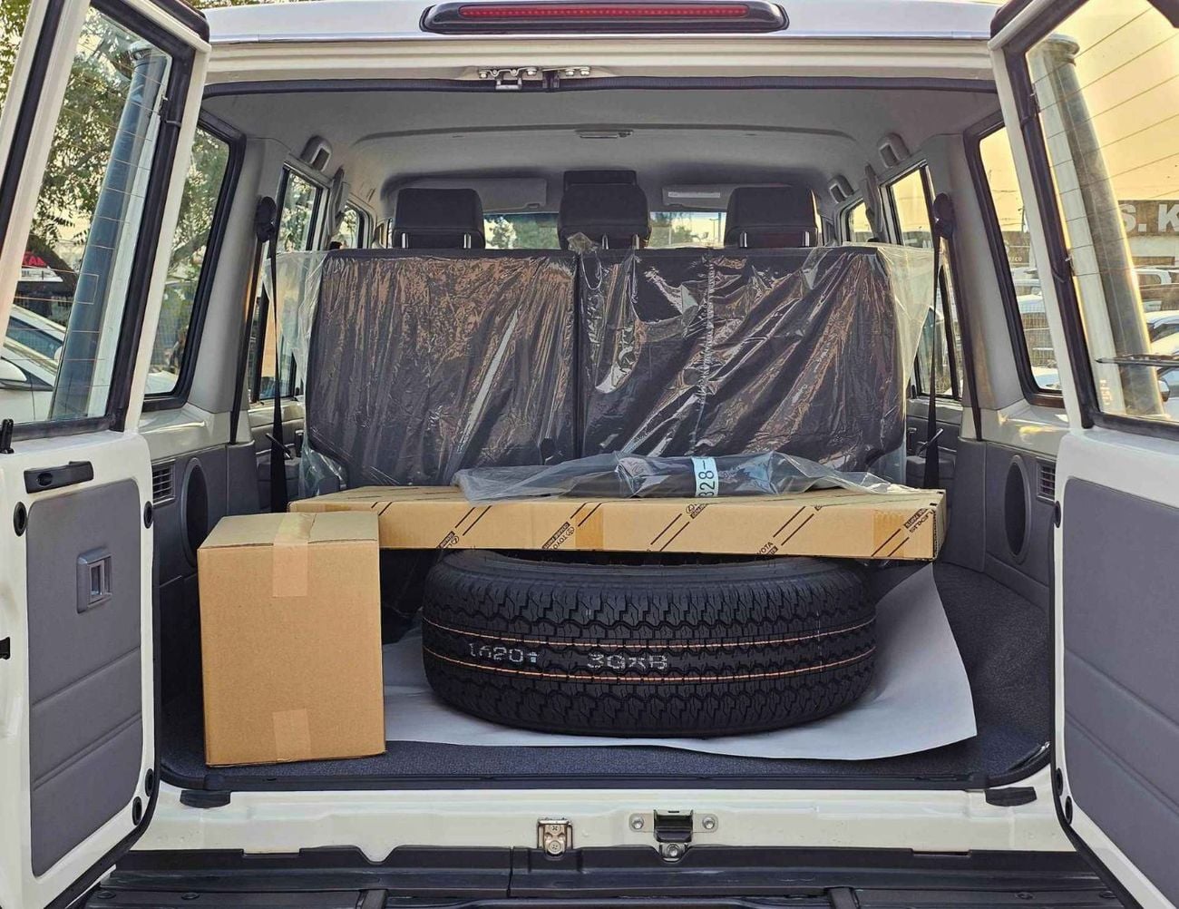 تويوتا لاند كروزر 70 LX LC76 / 2.8L MANUAL V4 DIESEL / DVD+CAMERA / PWR WINDOWS & LOCKS (CODE # 76DMS)