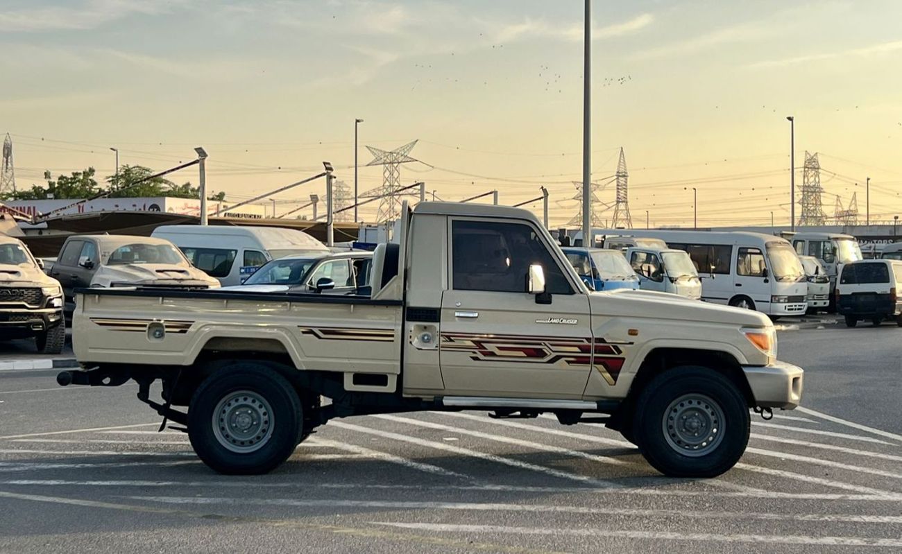 تويوتا لاند كروزر بيك آب 2018 Toyota Land Cruiser Pick up - Single Cabin - 4.0L V6 - AWD 4x4 - Patrol Manual - GCC Specs- Ful