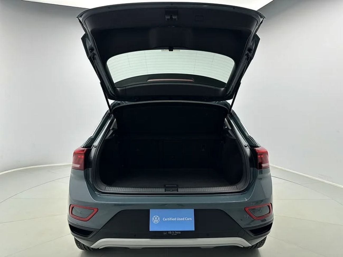 Volkswagen T ROC Life (REF#36521) / WAS 74,900 AED - NOW 71,900 AED