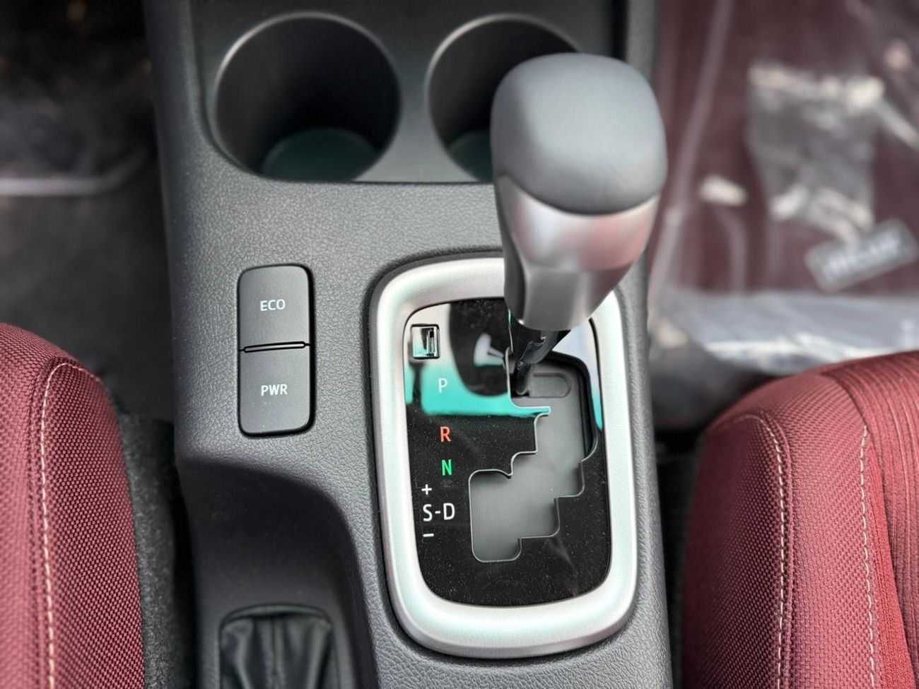 Toyota Hilux 2.7L GLX-S FULL WITH WIRLESS CHARGER AND COMPRESSOR OMANI