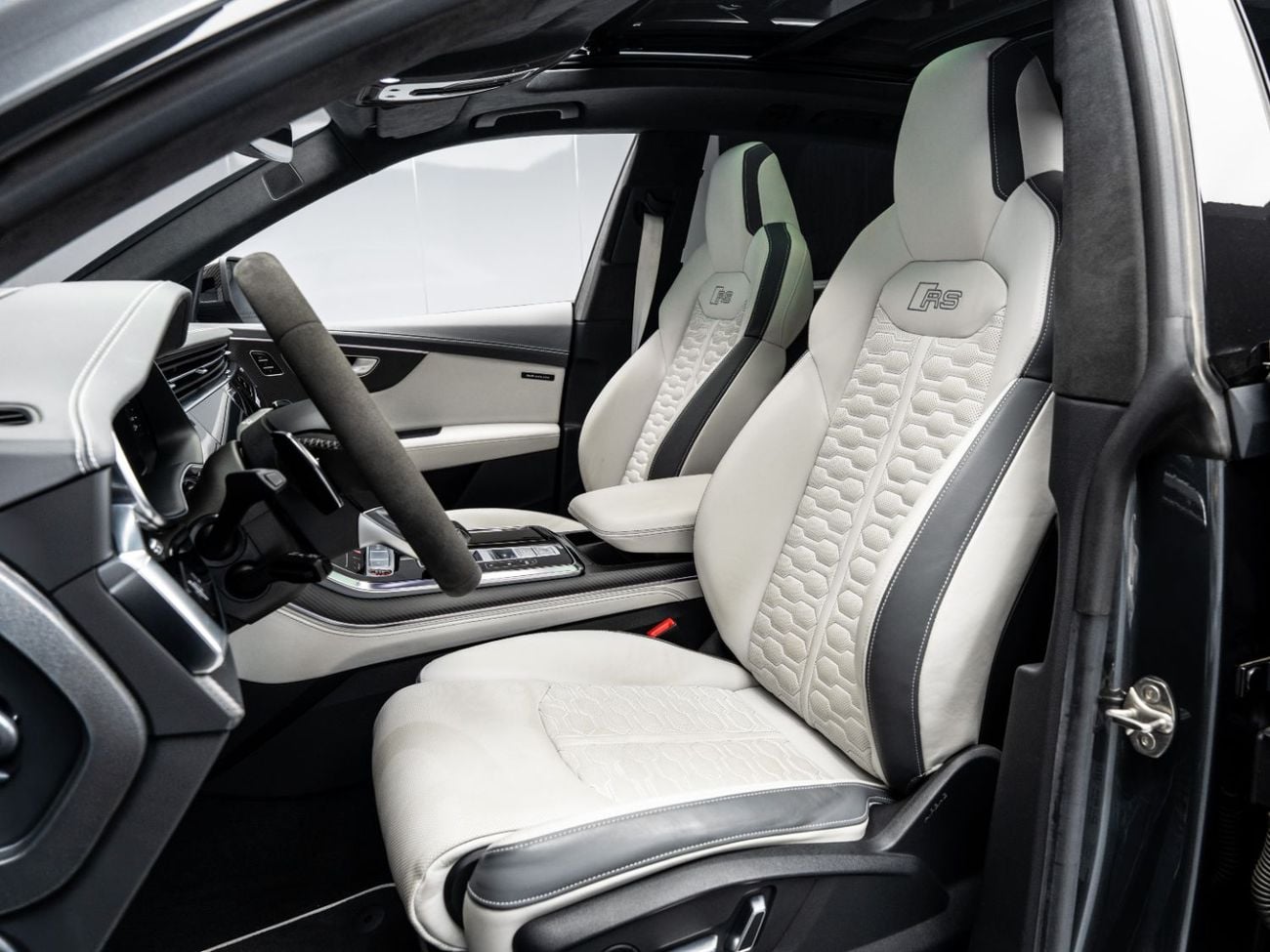 أودي RSQ8 BUY NOW, PAY 2027 | THE BLACKLINE STANDARD | 2031 Audi Warranty & Service Contract, GCC, Low KM's