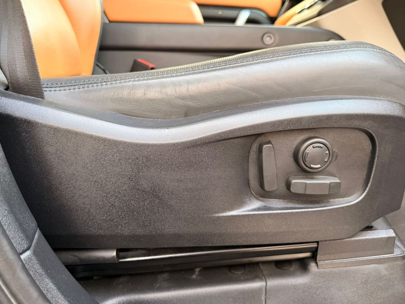 لاند روفر ديفندر diesel 3.0 liter ,right hand ,automatic