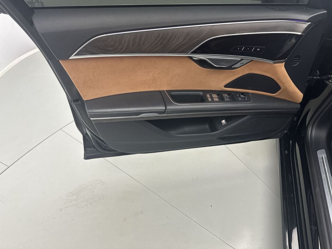Audi A8 L 55 TFSI quattro 3.0L (340 HP) A8L 55 TFSI quat 340hp Business Edition (Ref# 03638)
