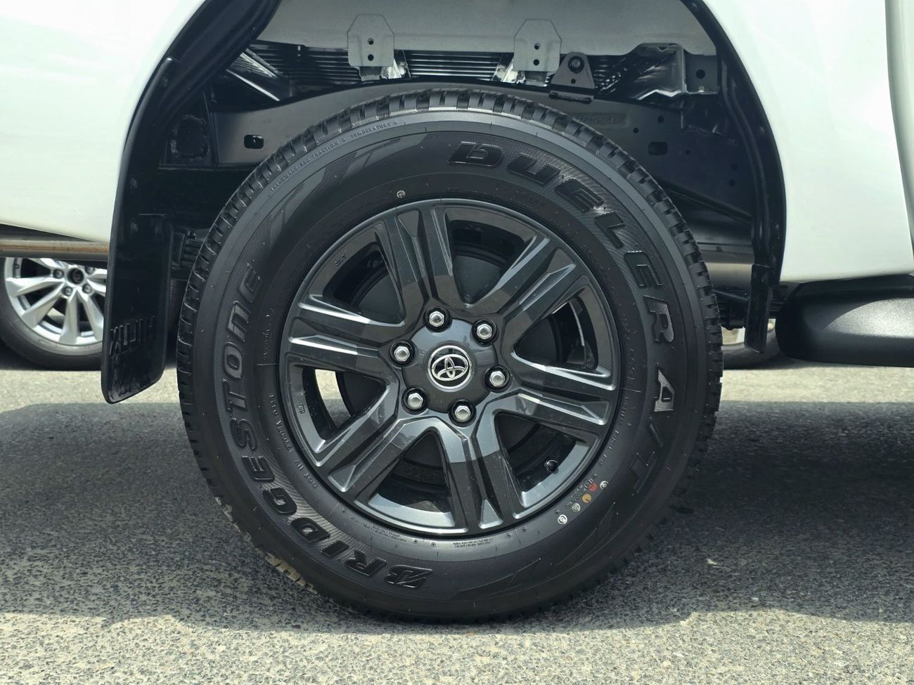 Toyota Hilux TOYOTA HILUX DIESEL 2.4 DOUBLE CABIN - M/T - HIGH OPTIONS - PUSH START - 2025 - WHITE INSIDE RED - N