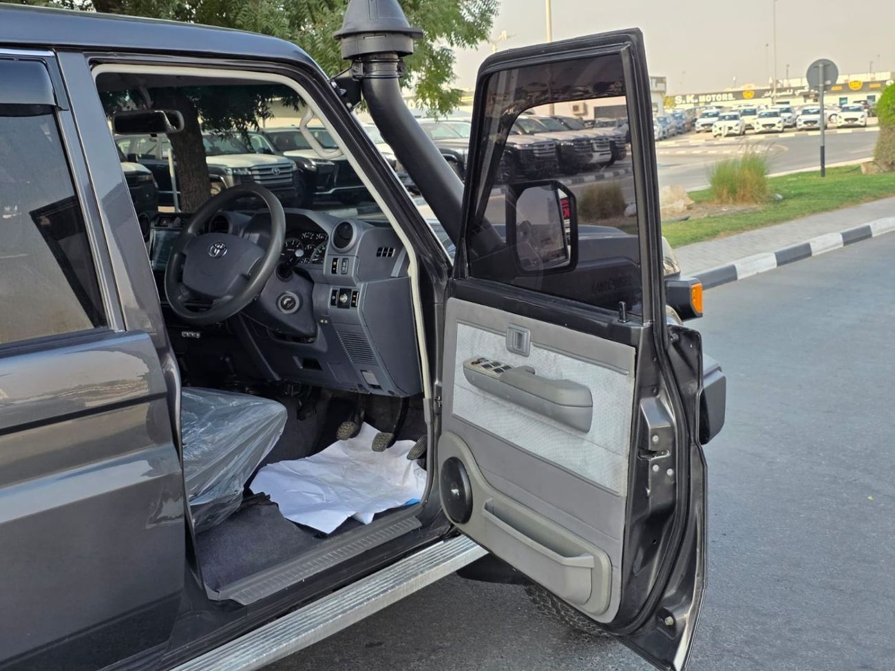 تويوتا لاند كروزر بيك آب diesel 4.5 liter ,right hand ,drive 2017 model ,shape 2024 ,only for export available