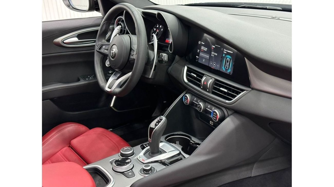 ألفا روميو جوليا 2023 Alfa Romeo Giulia Veloce Q2, 2028 Agency Warranty + Service Contract, GCC