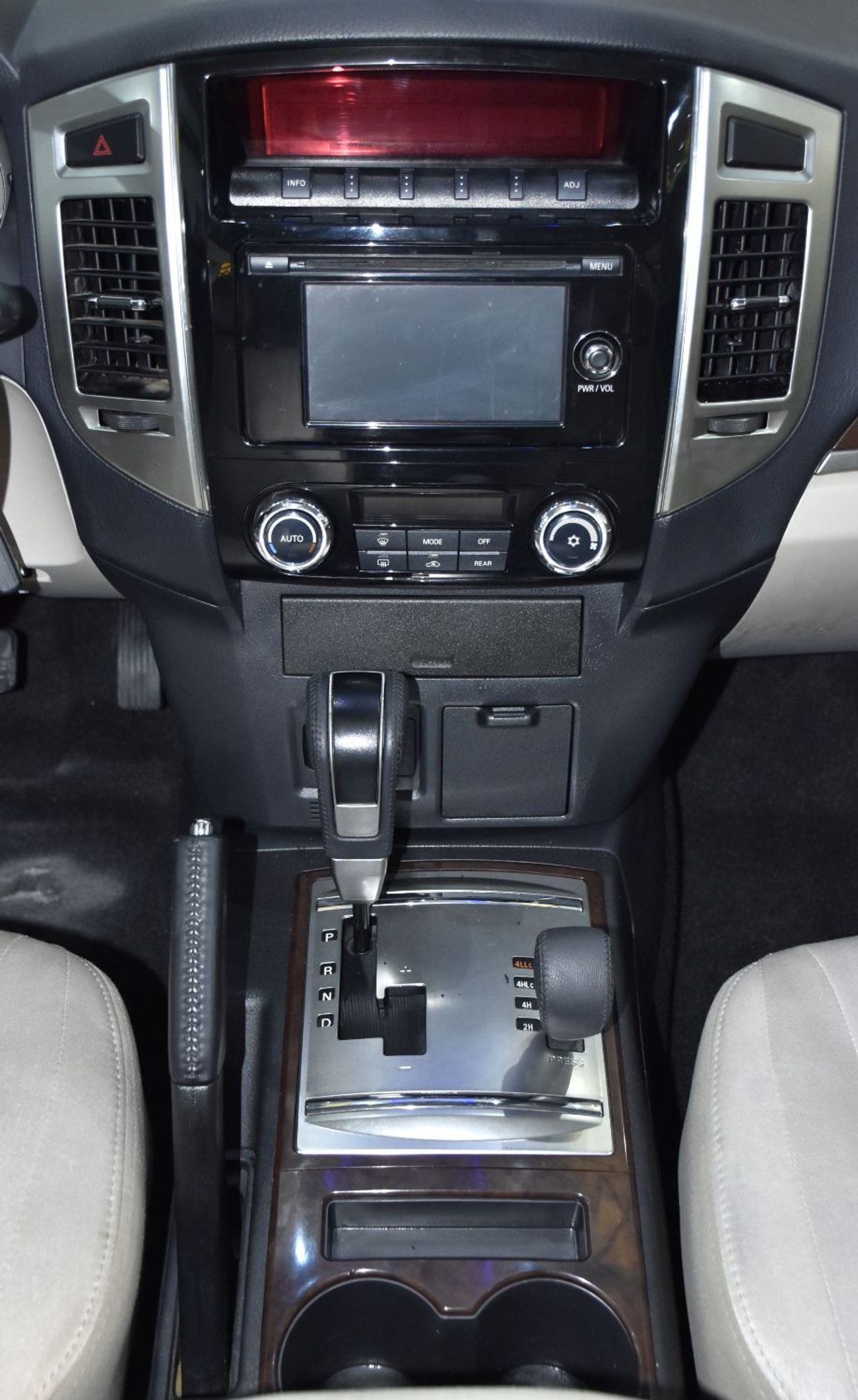 Mitsubishi Pajero GLS MIDLINE EXCELLENT DEAL for our Mitsubishi Pajero GLS ( 2019 Model ) in White Color GCC Specs