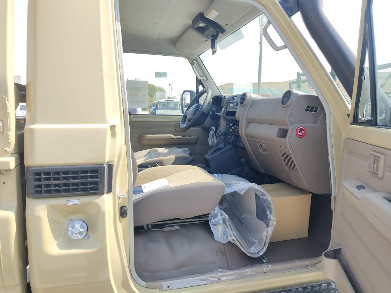 تويوتا لاند كروزر بيك آب SC 4.0L PETROL AUTOMATIC TRANSMISSION ( ONLY FOR RE-EXPORT )