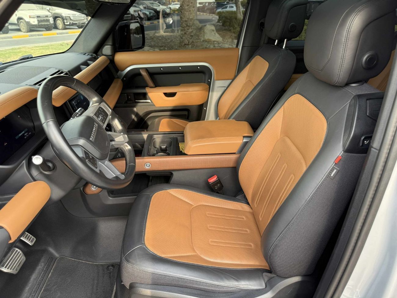 Land Rover Defender P400 90 X 3.0L (6 Seater) GCC SPEC UNDER WARRANTY NEAT AND CLEAN